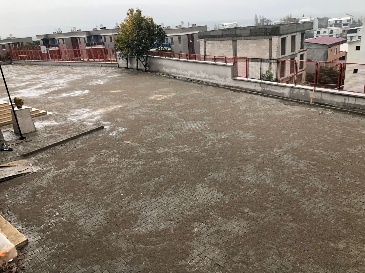 15 Temmuz Şehitler Anadolu Lisesi Bahçesi Öğrenciler İçin Hazır