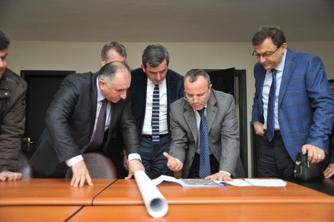 Belediye Başkanı Neşet Çağlayan, Karayolları 14.Bölge Müdürü Öner Özgür'le Muradiye Mahallesine Planlanan Bat-Çık ve Yeniköy Yolunun Genişletilmesi Projelerini Görüştü 