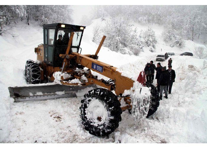 Kar Yağışı Sebebiyle Kapanan Yolları Belediye Ekipleri Açtı 