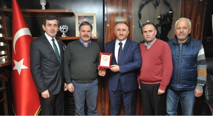 Balkan Göçmenleri Kültür ve Dayanışma Derneği Belediye Başkanı Neşet Çağlayan’ı Makamında Ziyaret Etti 