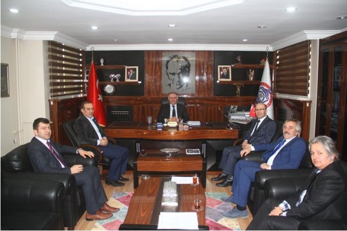 Belediye Başkanı Neşet Çağlayan, Orhangazi Devlet Hastanesi Başhekimi Uzm. Dr. Hasan Kocaefe ve Pratisyen Hekim Ziyaeddin Uzun ile Birlikte Hastane Müdürü Ömer Yalavuz’u Makamında Kabul Etti 