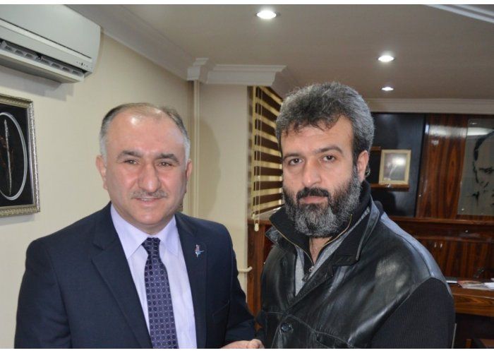 İHH Orhangazi Şubesi Başkanı Mücahit Hatipoğlu Belediye Başkanı Neşet Çağlayan'a Verdiği Destekten Dolayı Plaket Verdi 