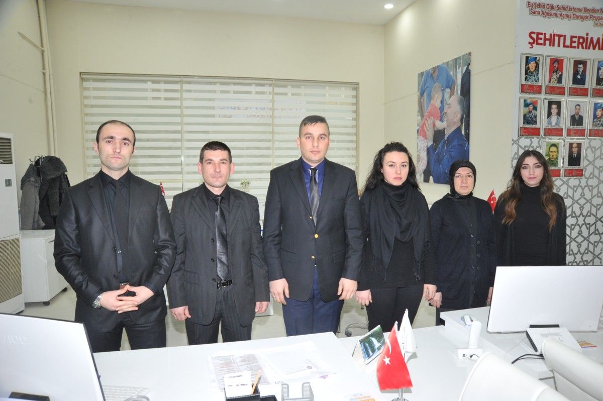 AK Masalar Personelleri, Özgecan Aslan’ın Katledilmesine Tepkilerini Siyah Giyerek Gösterdiler 