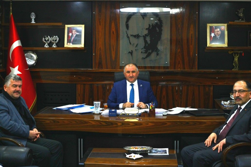 Belediye Başkanı Neşet Çağlayan Ak Parti İnegöl İlçe Başkanlığı Görevinden Milletvekilliği Aday Adaylığı İçin İstifa Eden Adem Demirel ve AK Parti ilçe Başkanlığı Görevine Atanan Bülent Temelli’yi Makamında Konuk Etti 