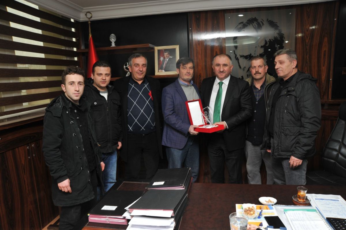 İpek Yolu Halkoyunları Derneği Yöneticileri Belediye Başkanı Neşet Çağlayan’ı Makamında Ziyaret Etti 