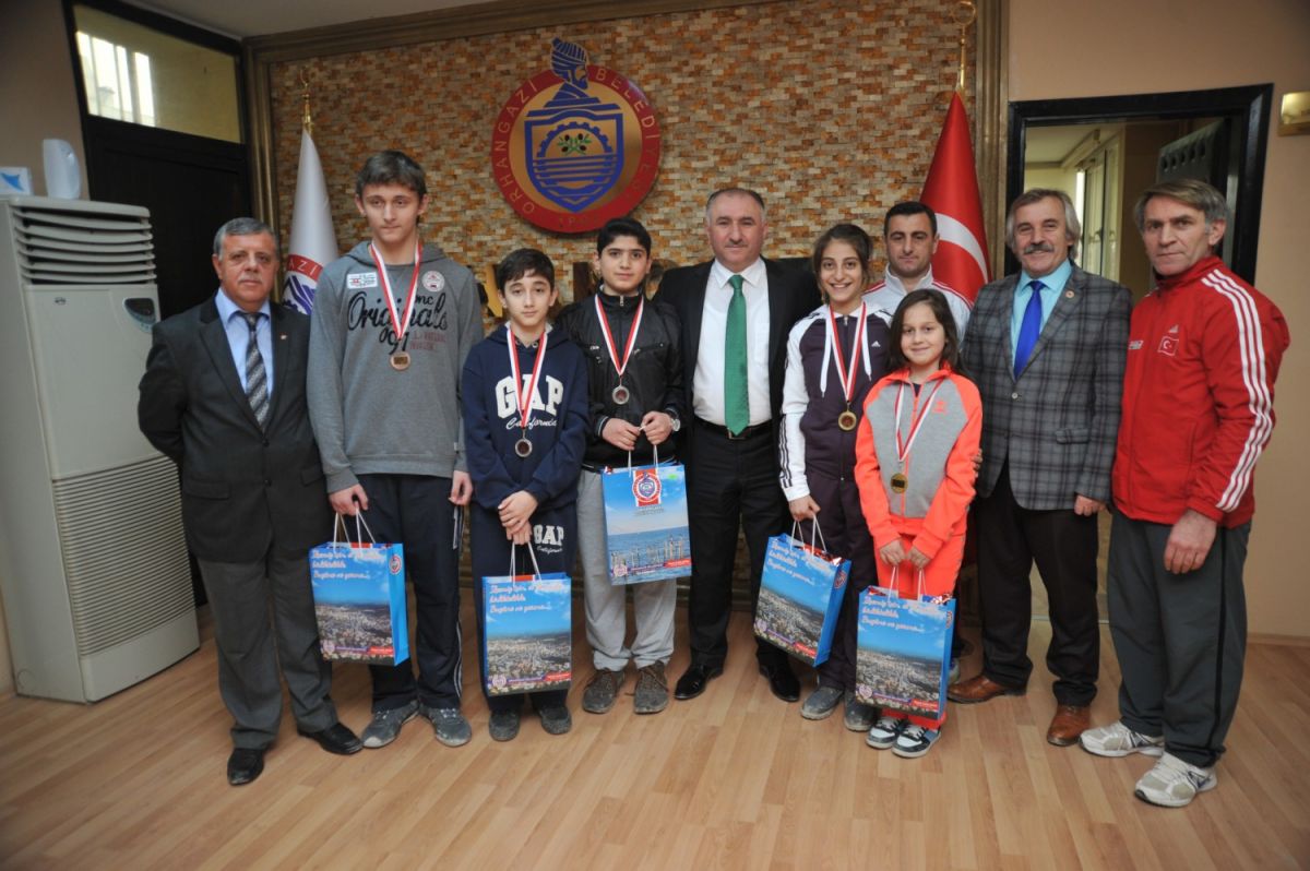 Şampiyonlar Belediye Başkanı Neşet Çağlayan'ı Ziyaret Etti 