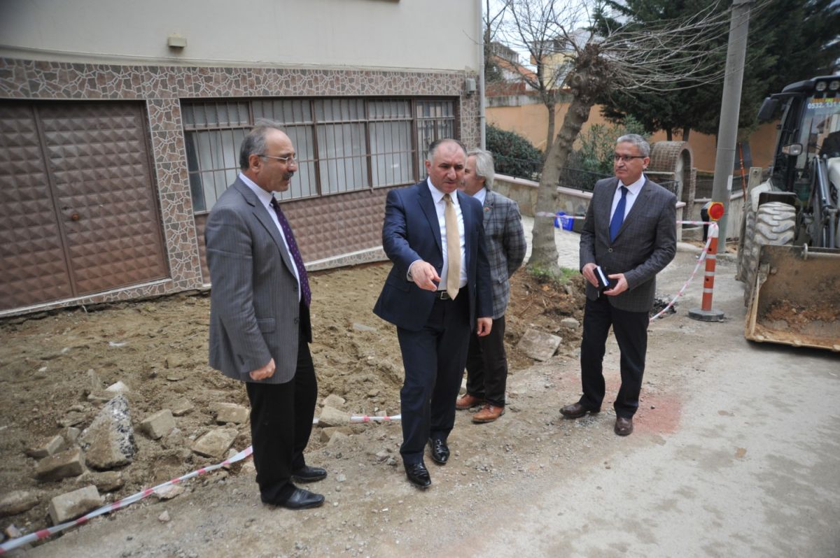 Belediye Başkanı Neşet Çağlayan Hastane Yolunda Başlayan Kaldırım Çalışmalarını Yerinde İnceledi 