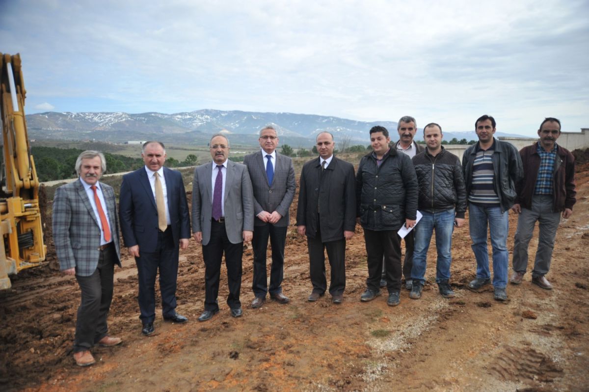 Belediye Başkanı Neşet Çağlayan, 10 Mart Tarihinde Definlerin Yapılacağı Yeni Mezarlık Alanında Devam Eden Çalışmaları Yerinde İnceledi 