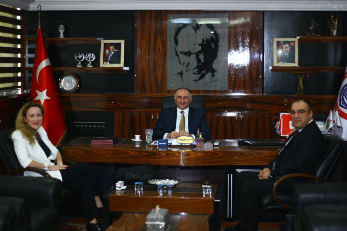 Belediye Başkanı Neşet Çağlayan Faurecia Polifleks Otomotiv Sanayi ve Ticaret Anonim Şirketi Fabrika Müdürü Galip Cem Çetin ve İnsan Kaynakları Müdürü Banu Balar’ı Makamında Kabul Etti 