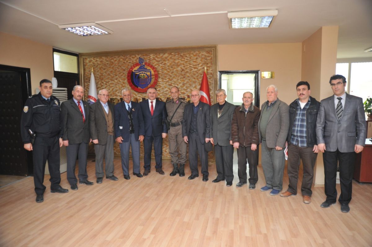 Orhangazi Şehit Aileleri Derneği Mensupları Belediye Başkanı Neşet Çağlayan’ı Makamında Ziyaret Etti 