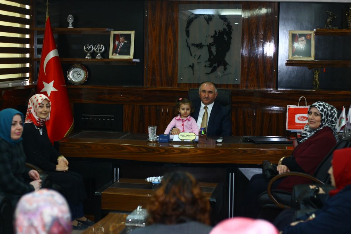 Belediye Başkanı Neşet Çağlayan AK Parti Orhangazi Kadın Kolları Yönetimini Kabul Etti 