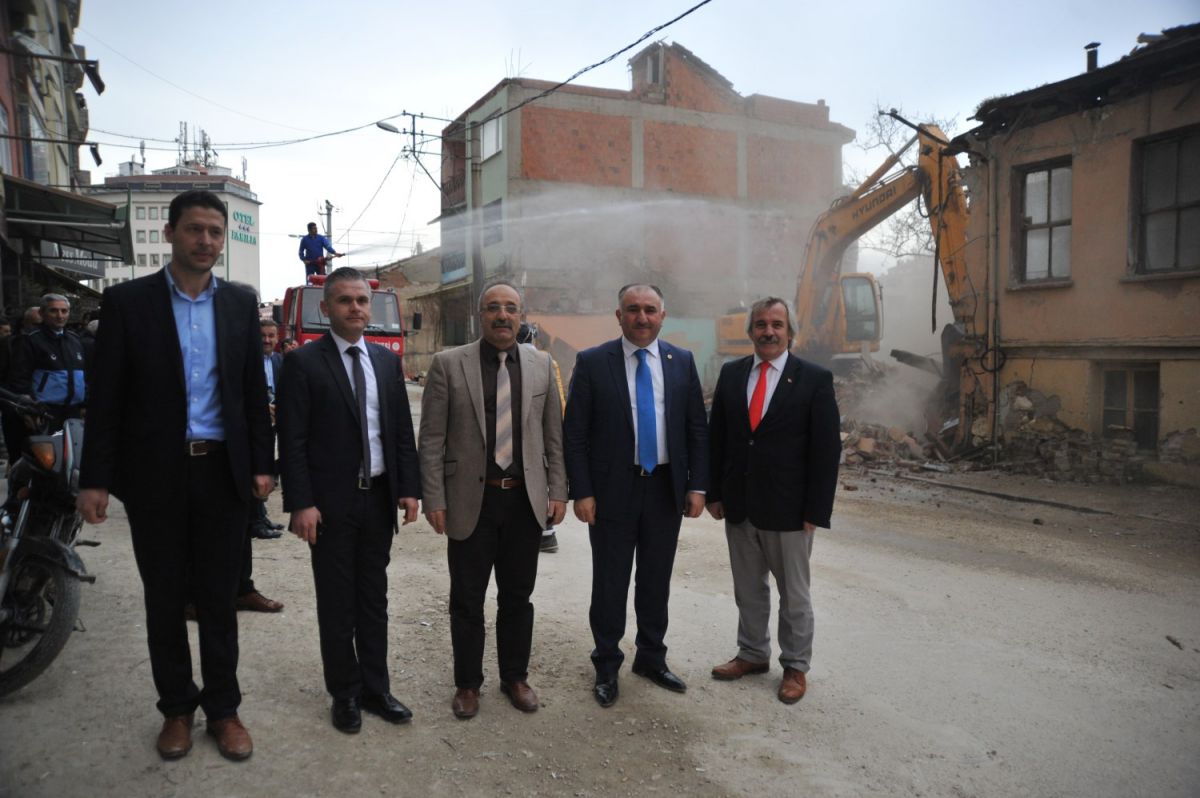 Orhangazi Belediyesi’nin Kamulaştırdığı Kaynarca Caddesi Doğan Güllü İş Merkezi Yanında Bulunan 4 Ayrı Bina Yıkıldı 