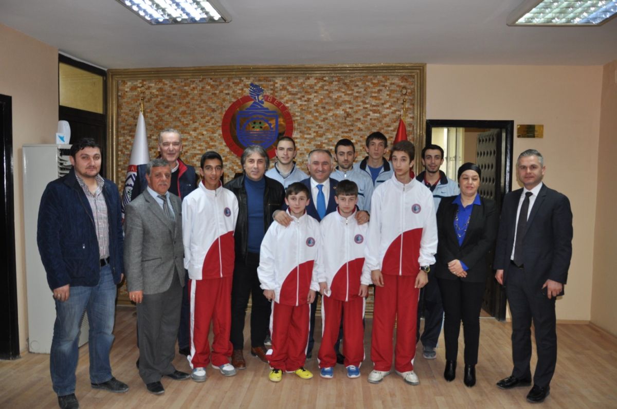 Genç Sporcular Belediye Başkanı Neşet Çağlayan'ı Ziyaret Etti 