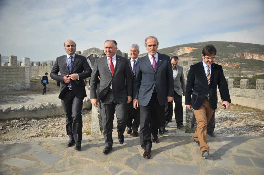 Belediye Başkanı Neşet Çağlayan, Meclis Toplantısı Öncesinde Yaptığı Bilgilendirmede Gündeme ilişkin Açıklamalarda Bulundu 