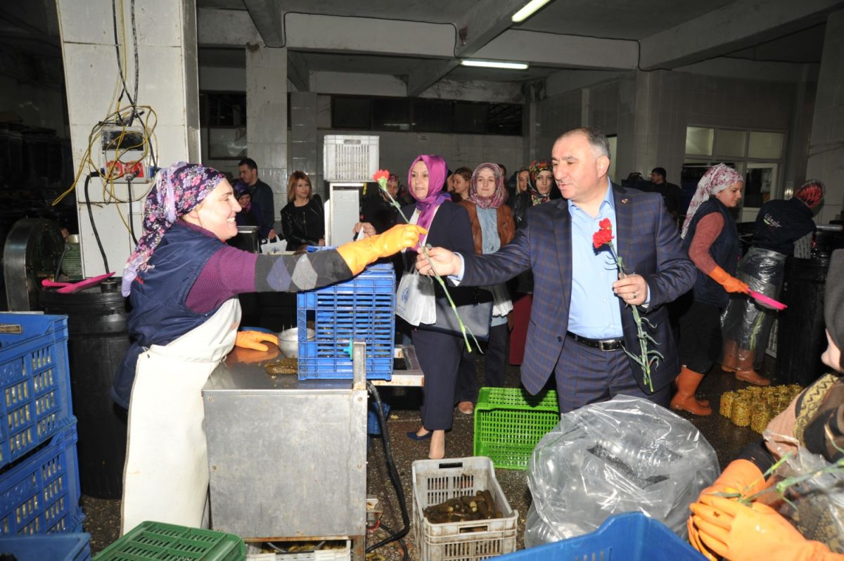 Belediye Başkanı Neşet Çağlayan, 8 Mart Kadınlar Günü Nedeniyle Gedelek Turşu Üretim Merkezlerini Ziyaret Etti 