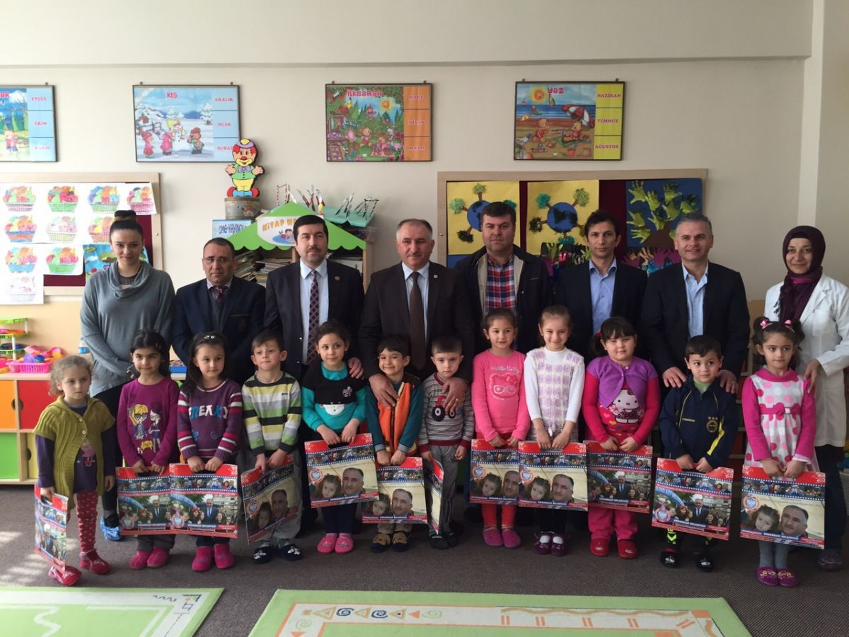 Başkan anaokulu öğrencilerine 23 nisan hediyeleri dağıttı 