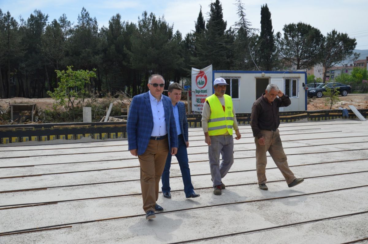 BAŞKAN YÜZME HAVUZU İNŞAATINI İNCELEDİ 