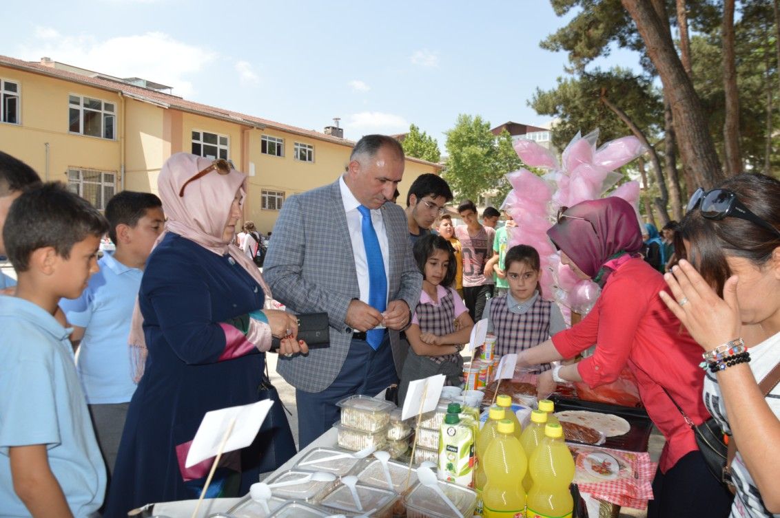 Başkan'ın Atatürk okulu kermes ziyareti 