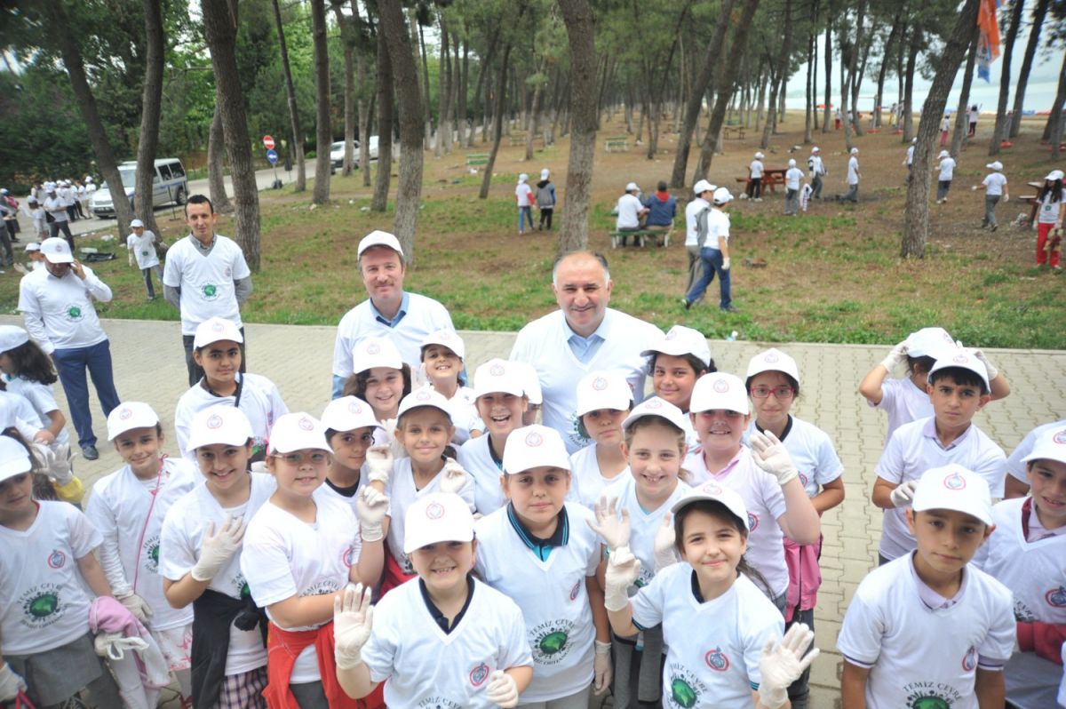 BAŞKAN ÇAĞLAYAN MİNİKLERLE ÇÖP TOPLADI 