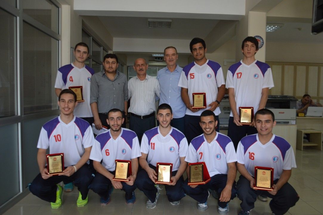 Milli Eğitim'den basketbolculara plaket 