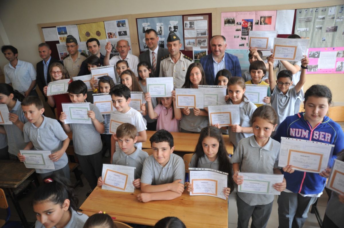 BAŞKAN ÇAĞLAYAN ÖĞRENCİLERİN KARNE HEYECANINI PAYLAŞTI 