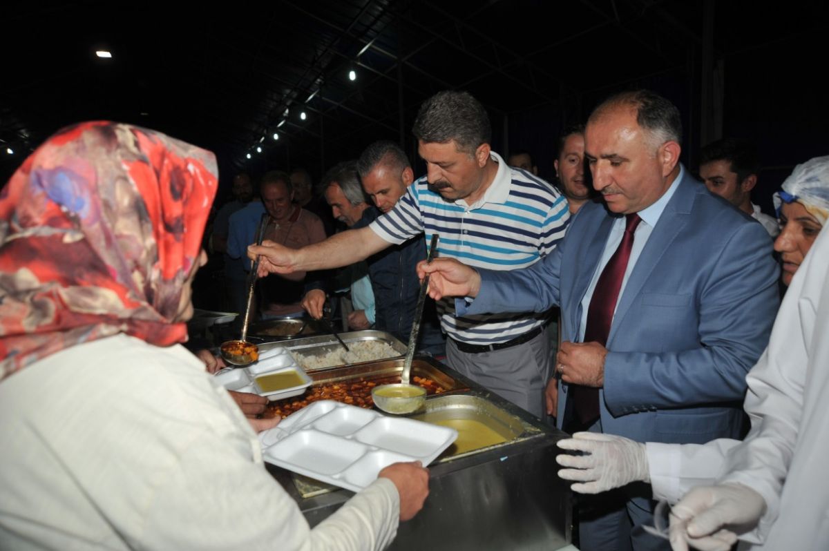 RAMAZAN ÇADIRINDA İLK İFTAR 