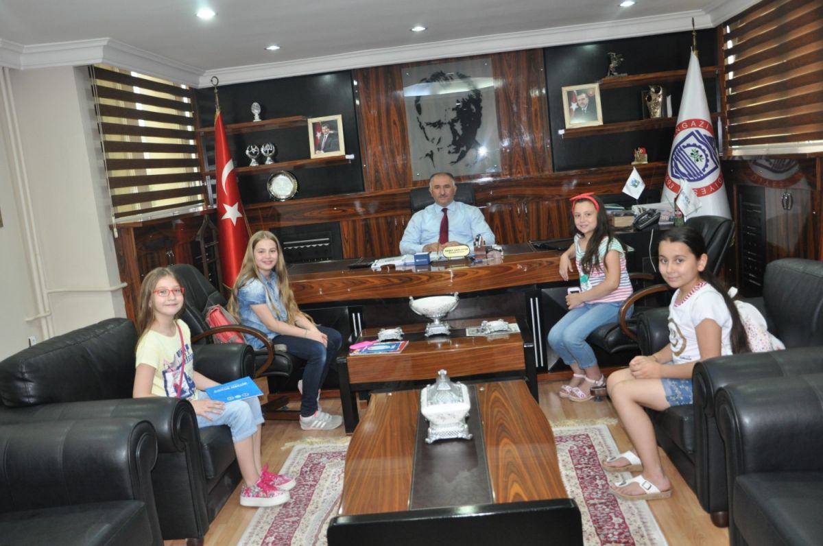 ÇOCUK KULÜBÜ ÜYELERİ BAŞKANI ZİYARET ETTİ 