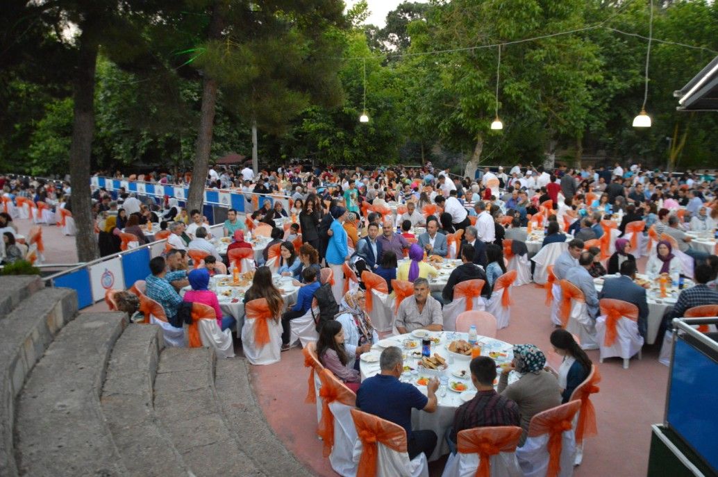 BELEDİYE PERSONELİ İLE İFTARDA BİR ARAYA GELDİ 