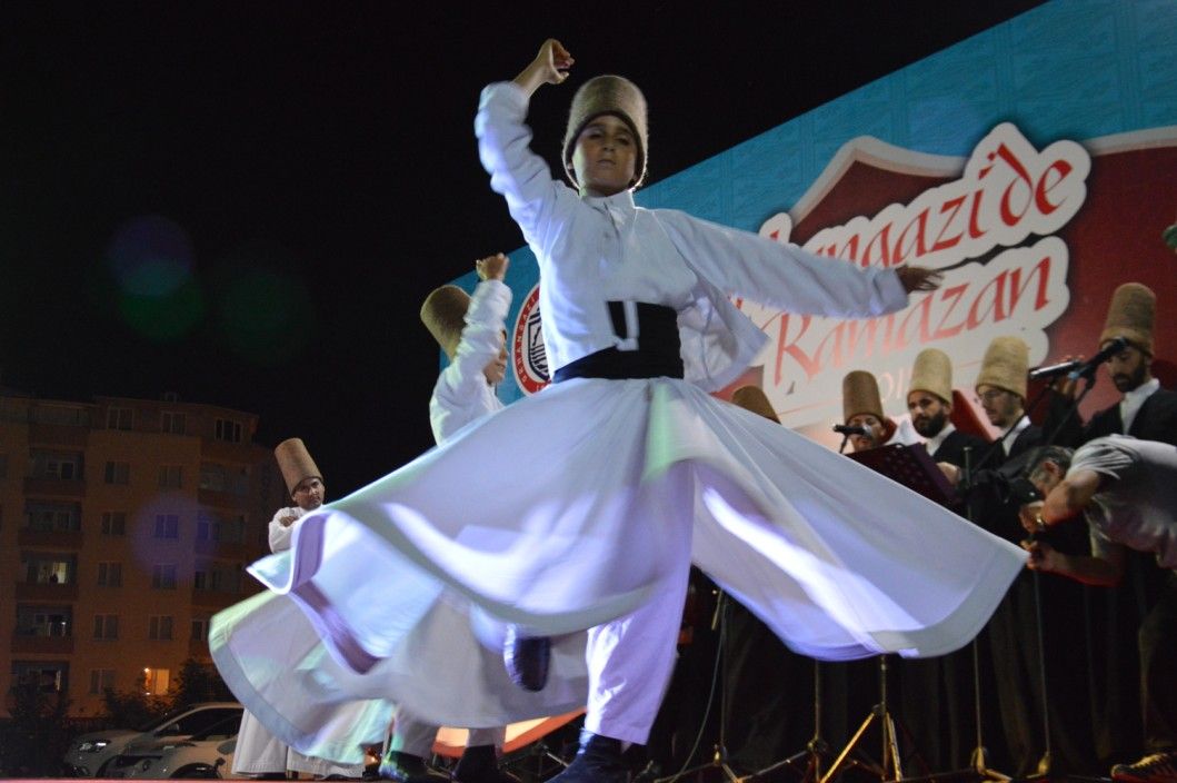 RAMAZAN SOKAĞINDA SEMAZENLER İLAHİ EŞLİĞİNDE SAHNE ALDI 