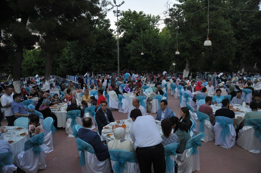 ENGELLİLER VE AİLESİNE İFTAR YEMEĞİ DÜZENLENDİ 