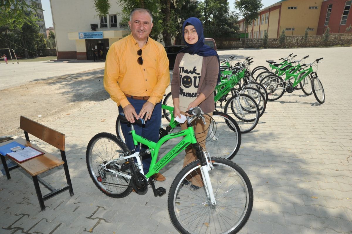 BAŞARILI ÖĞRENCİLERE BİSİKLET HEDİYESİ 