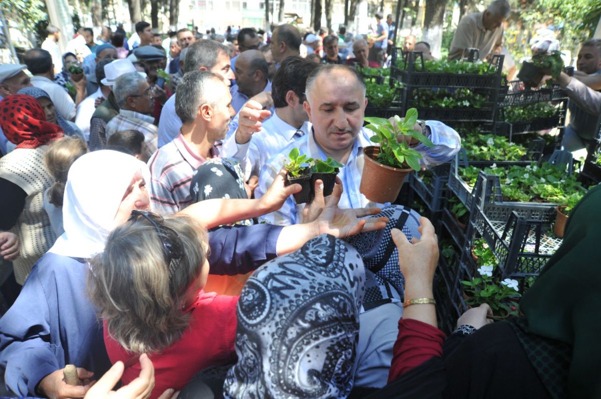 ÇAĞLAYAN MEZARLIKTA ÇİÇEK DAĞITT 