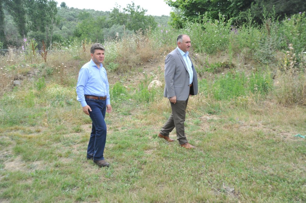 YENİKÖY MAHALLESİNDE FUTBOL SAHASI İNŞAATI BAŞLADI 