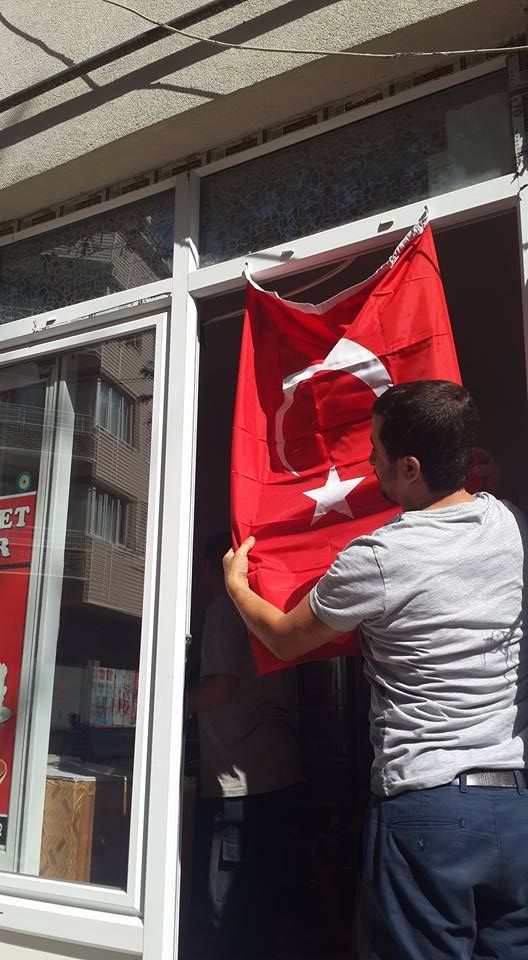 ESNAFLARIMIZA VE HALKIMIZA TÜRK BAYRAĞI DAGITTIK 