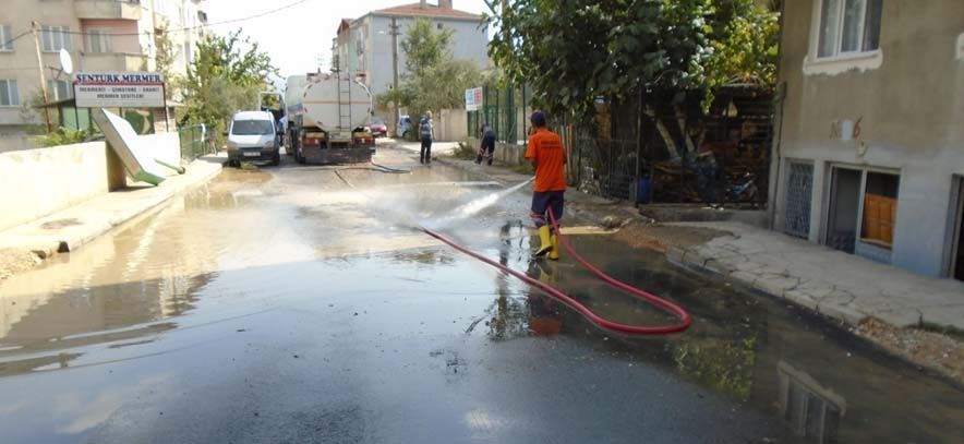 BAYRAM ÖNCESİ CADDE VE SOKAKLAR TEMİZLENDİ 