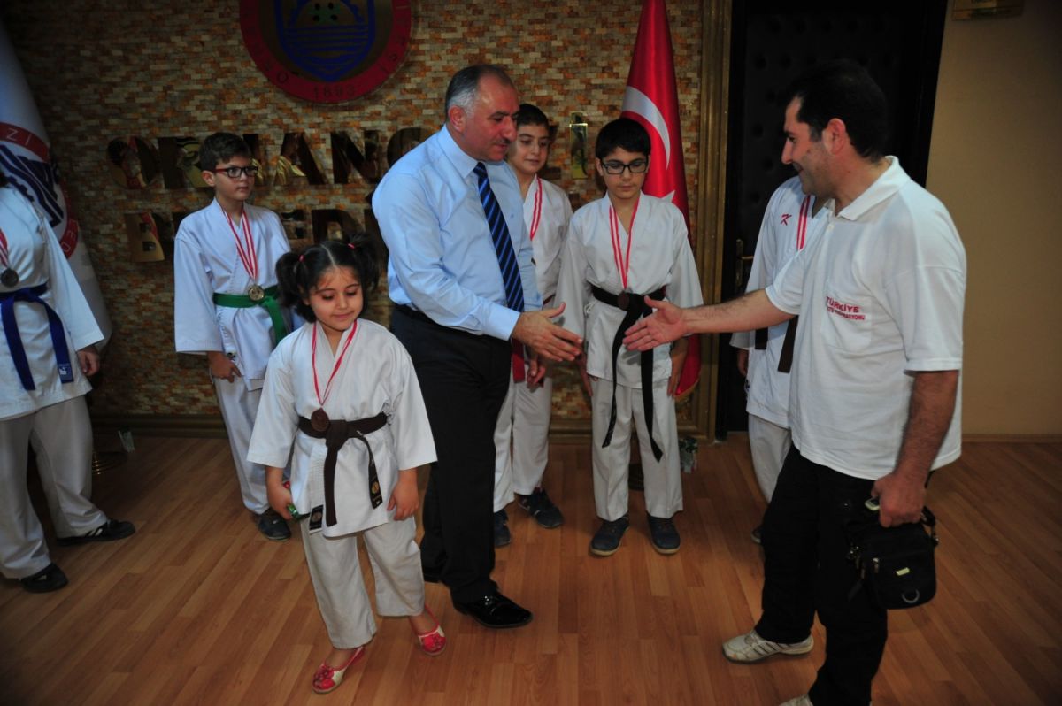 BAŞKAN ŞAMPİYON KARATECİLERİ AĞIRLADI 