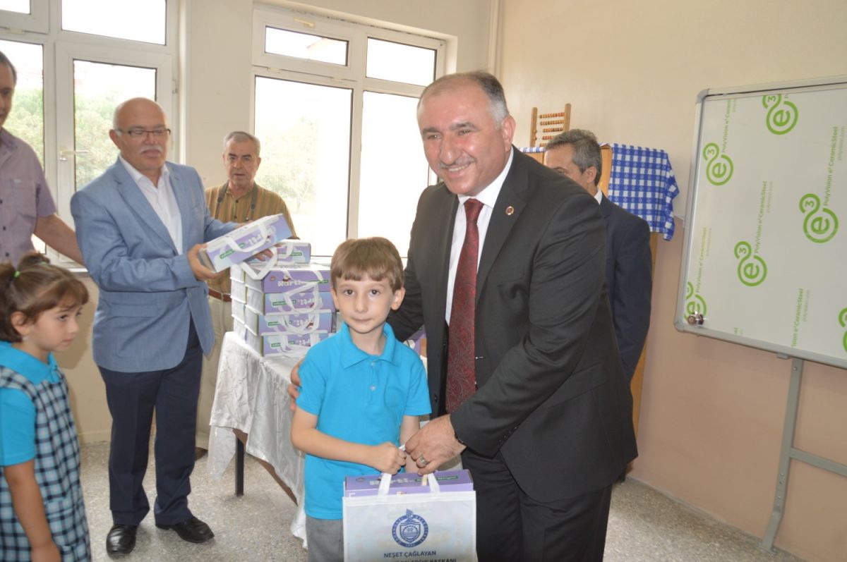 BAŞKAN ÇAĞLAYAN'DAN MİNİKLERE EĞİTİM SETİ HEDİYE 