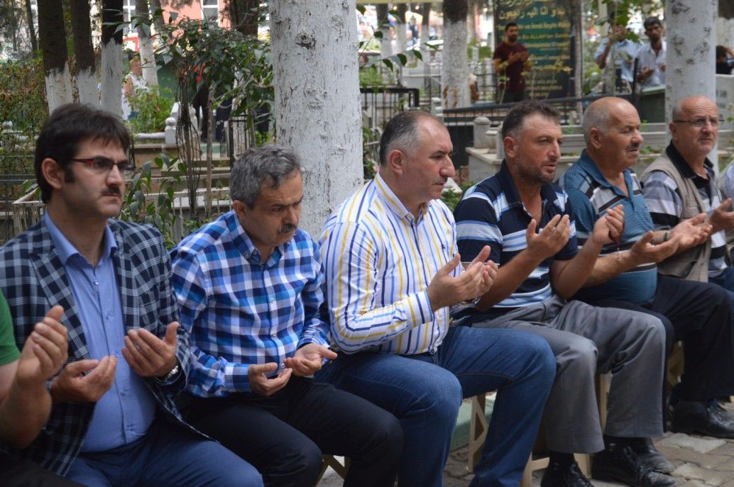BAYRAM ÖNCESİ MEZARLIKTA DUALAR OKUNDU 