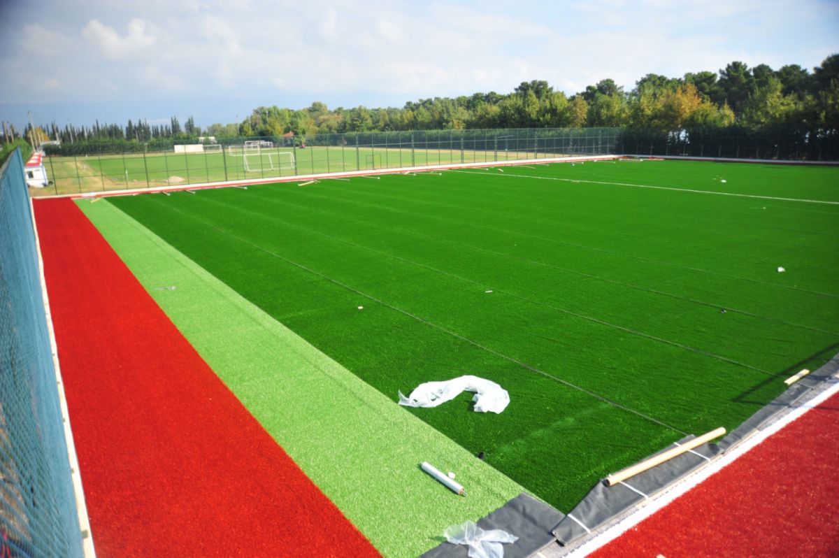 SUNİ ÇİM SAHADA ÇALIŞMALAR SONA GELDİ 