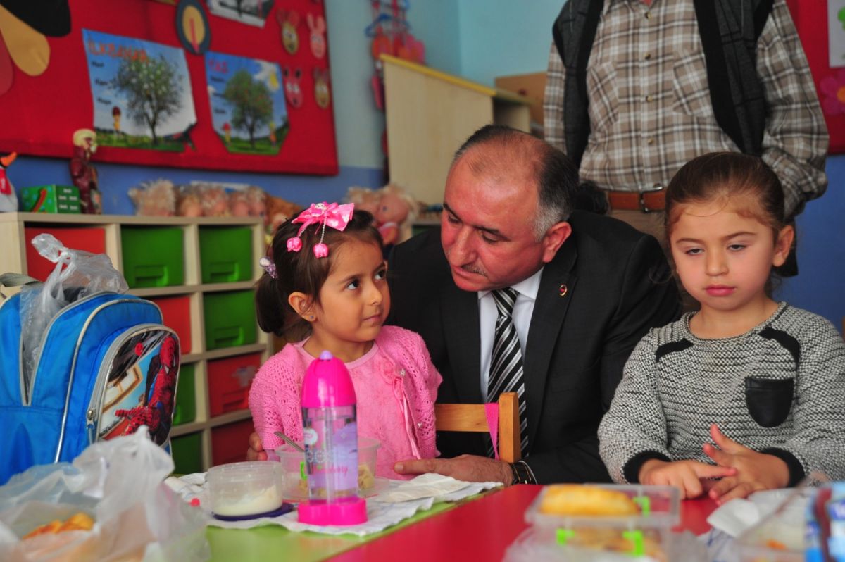 NARLICA İLKÖĞRETİM ÖĞRENCİLERE EĞİTİM SETİ DAGITILDI 