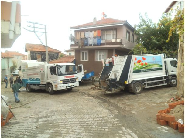 ÇÖP KONTEYNIRLARI TEMİZLENİYOR 