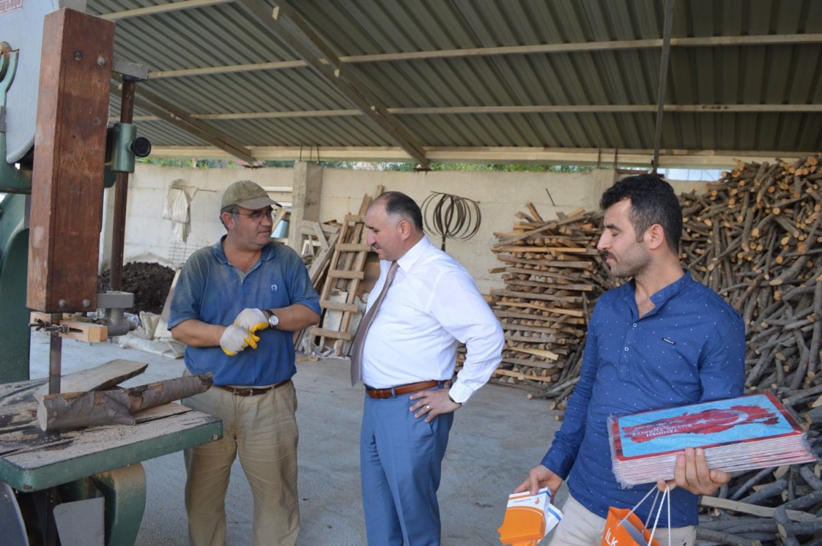 ÇAĞLAYAN VATANDAŞLARLA KUCAKLAŞIYOR 