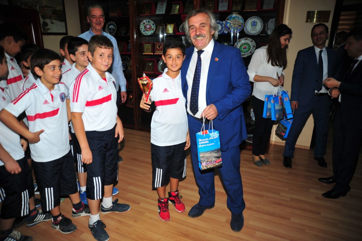 ŞAMPİYON BASKETBOLCULAR BELEDİYEYİ ZİYARET ETTİ 