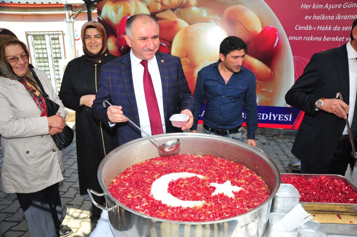 BAŞKAN ÇAGLAYAN VATANDAŞA AŞURE İKRAMINDA BULUNDU 