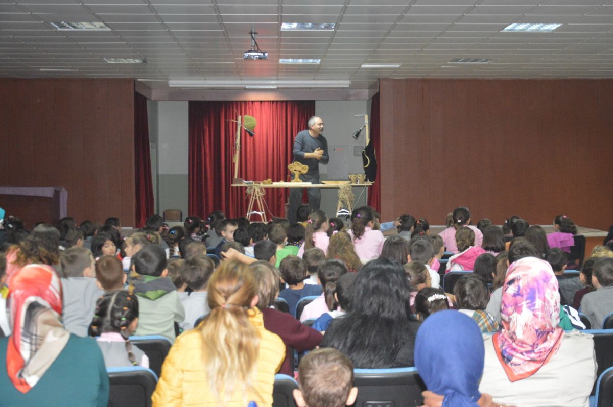 TİYATRO GÖSTERİSİ ÇOGUKLARIN BEĞENİSİNİ TOPLADI 