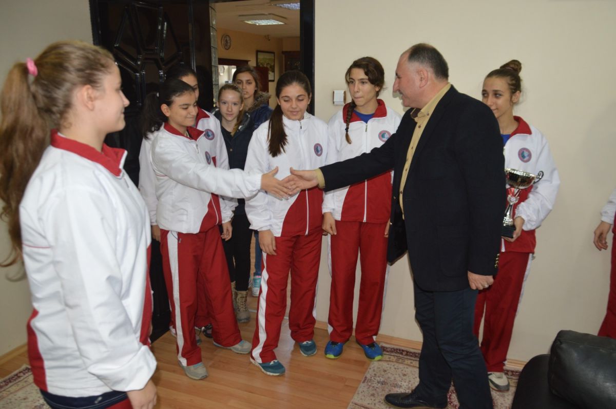 BAŞKAN ŞAMPİYONLARI AĞIRLADI 