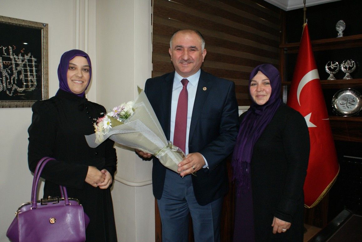 AK PARTİ KADIN KOLLARINDAN BAŞKANA TEŞEKKÜR ZİYARETİ 