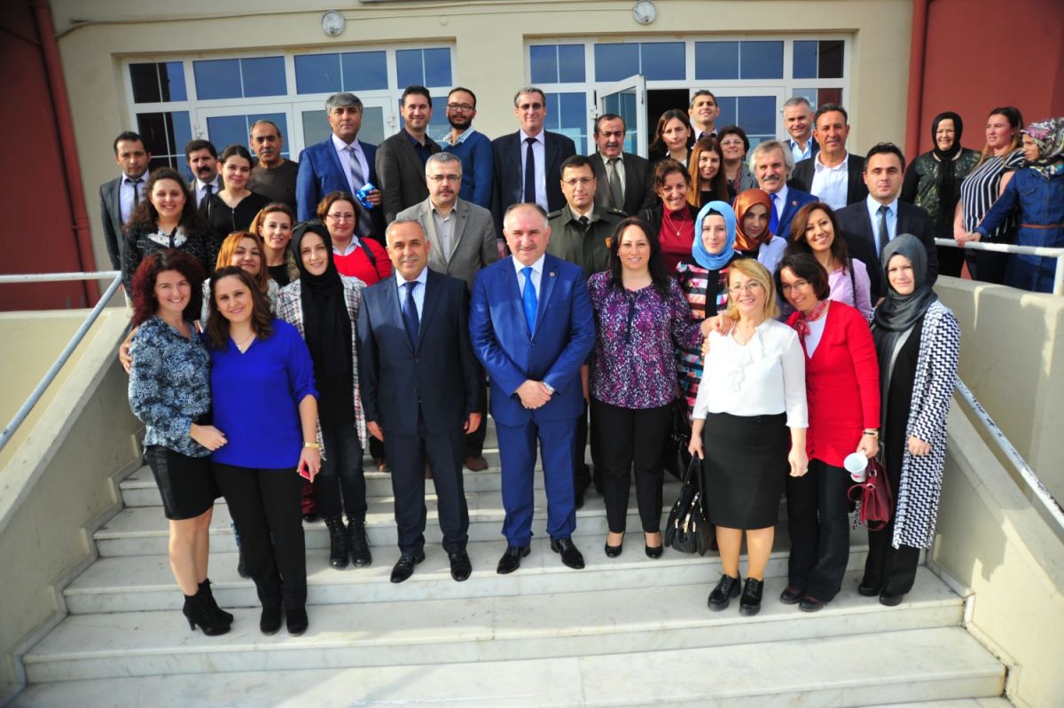 ÖĞRETMENLER GÜNÜ ÇOŞKUYLA KUTLANDI 