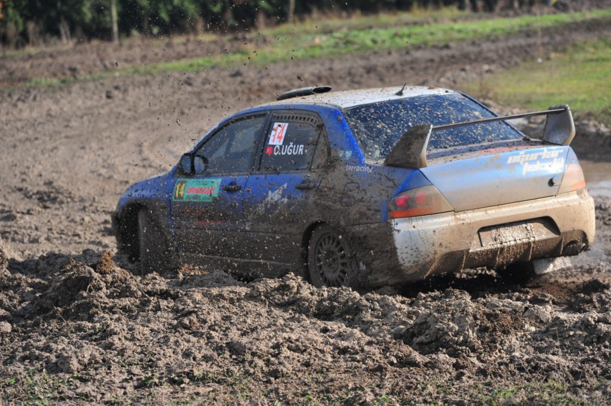 RALLİKROS YARIŞLARI NEFES KESTİ 