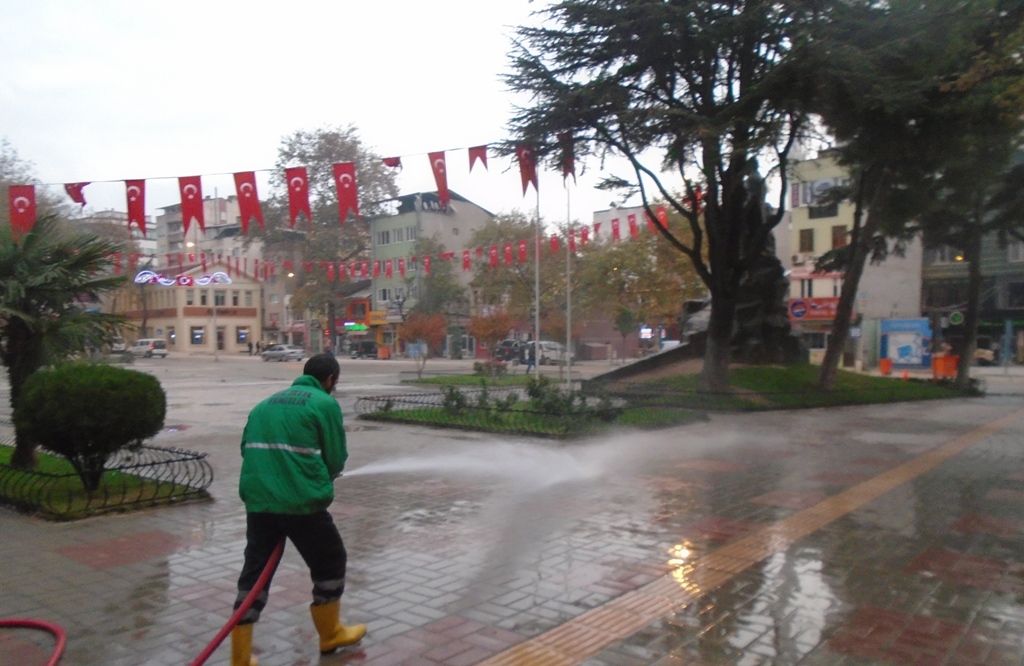 CADDE VE SOKAKLARA TAZYİKLİ SU TEMİZLİĞİ YAPILDI 